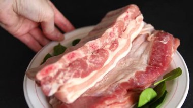 Pirzola, çiğ et, domuz eti, aperatif lezzetli leziz gurme yemek arkaplanı, masanın kırsal kesiminde fotokopi alanı.