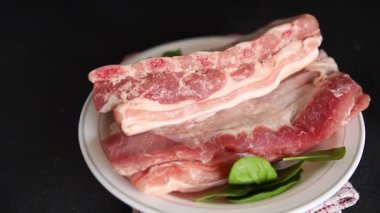 Pirzola, çiğ et, domuz eti, aperatif lezzetli leziz gurme yemek arkaplanı, masanın kırsal kesiminde fotokopi alanı.