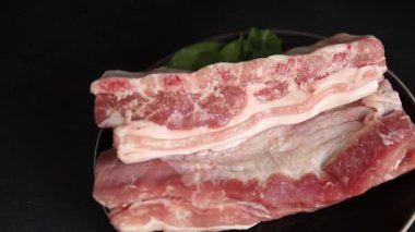 Pirzola, çiğ et, domuz eti, aperatif lezzetli leziz gurme yemek arkaplanı, masanın kırsal kesiminde fotokopi alanı.