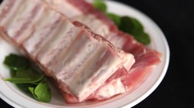 Pirzola, çiğ et, domuz eti, aperatif lezzetli leziz gurme yemek arkaplanı, masanın kırsal kesiminde fotokopi alanı.