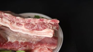 Pirzola, çiğ et, domuz eti, aperatif lezzetli leziz gurme yemek arkaplanı, masanın kırsal kesiminde fotokopi alanı.