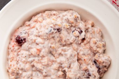 Chia tohumlu yulaf ezmesi ve böğürtlen sağlıklı kahvaltı lezzetli çerez lezzetli gurme yemek arkaplan masanın üstünde kırsal yemek üst görünüm fotokopi alanı vejetaryen ve vejetaryen yemekleri
