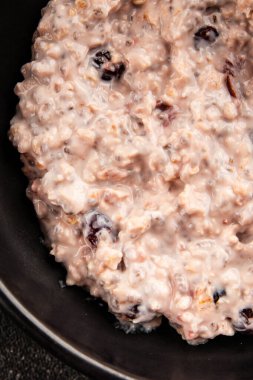 Chia tohumlu yulaf ezmesi ve böğürtlen sağlıklı kahvaltı lezzetli çerez lezzetli gurme yemek arkaplan masanın üstünde kırsal yemek üst görünüm fotokopi alanı vejetaryen ve vejetaryen yemekleri