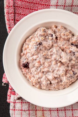 Chia tohumlu yulaf ezmesi ve böğürtlen sağlıklı kahvaltı lezzetli çerez lezzetli gurme yemek arkaplan masanın üstünde kırsal yemek üst görünüm fotokopi alanı vejetaryen ve vejetaryen yemekleri