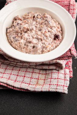 Chia tohumlu yulaf ezmesi ve böğürtlen sağlıklı kahvaltı lezzetli çerez lezzetli gurme yemek arkaplan masanın üstünde kırsal yemek üst görünüm fotokopi alanı vejetaryen ve vejetaryen yemekleri