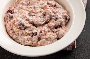Chia tohumlu yulaf ezmesi ve böğürtlen sağlıklı kahvaltı lezzetli çerez lezzetli gurme yemek arkaplan masanın üstünde kırsal yemek üst görünüm fotokopi alanı vejetaryen ve vejetaryen yemekleri
