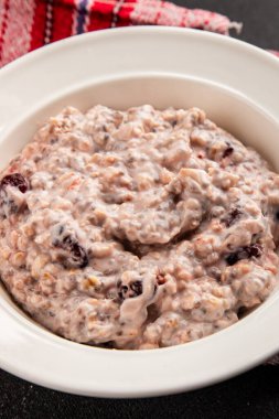 Chia tohumlu yulaf ezmesi ve böğürtlen sağlıklı kahvaltı lezzetli çerez lezzetli gurme yemek arkaplan masanın üstünde kırsal yemek üst görünüm fotokopi alanı vejetaryen ve vejetaryen yemekleri