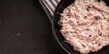 Chia tohumlu yulaf ezmesi ve böğürtlen sağlıklı kahvaltı lezzetli çerez lezzetli gurme yemek arkaplan masanın üstünde kırsal yemek üst görünüm fotokopi alanı vejetaryen ve vejetaryen yemekleri
