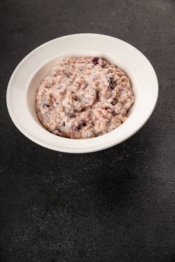 Chia tohumlu yulaf ezmesi ve böğürtlen sağlıklı kahvaltı lezzetli çerez lezzetli gurme yemek arkaplan masanın üstünde kırsal yemek üst görünüm fotokopi alanı vejetaryen ve vejetaryen yemekleri
