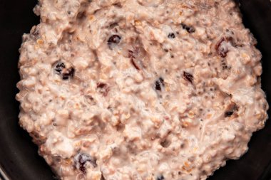 Chia tohumlu yulaf ezmesi ve böğürtlen sağlıklı kahvaltı lezzetli çerez lezzetli gurme yemek arkaplan masanın üstünde kırsal yemek üst görünüm fotokopi alanı vejetaryen ve vejetaryen yemekleri