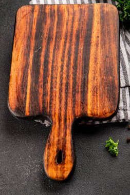 Yiyecek için ahşap kesme tahtası boş arkaplan baharatları ve otlar masadaki taze gurme yemek arkaplanı kırsal yiyecek üst görünüm kopyalama alanı