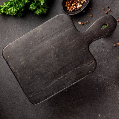 Yiyecek için ahşap kesme tahtası boş arkaplan baharatları ve otlar masadaki taze gurme yemek arkaplanı kırsal yiyecek üst görünüm kopyalama alanı