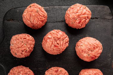 Köfteler çiğ domuz eti, sığır eti ya da tavuk yemeği aperatifler lezzetli lezzetli gurme yemek arkaplan masa üzerinde rustik gıda üst görünüm fotokopi alanı keto ve paleo diyeti