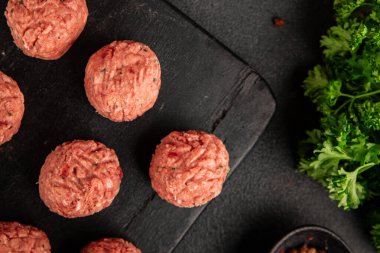 Köfteler çiğ domuz eti, sığır eti ya da tavuk yemeği aperatifler lezzetli lezzetli gurme yemek arkaplan masa üzerinde rustik gıda üst görünüm fotokopi alanı keto ve paleo diyeti