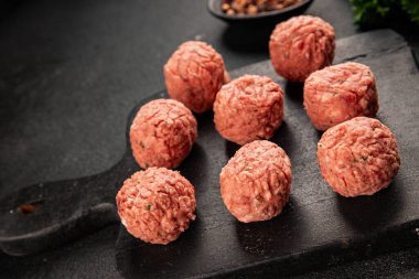 Köfteler çiğ domuz eti, sığır eti ya da tavuk yemeği aperatifler lezzetli lezzetli gurme yemek arkaplan masa üzerinde rustik gıda üst görünüm fotokopi alanı keto ve paleo diyeti