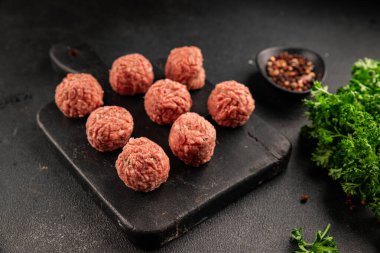Köfteler çiğ domuz eti, sığır eti ya da tavuk yemeği aperatifler lezzetli lezzetli gurme yemek arkaplan masa üzerinde rustik gıda üst görünüm fotokopi alanı keto ve paleo diyeti