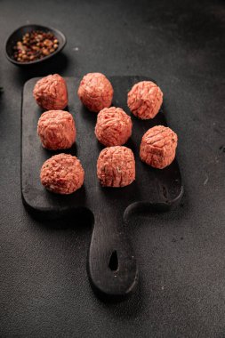 Köfteler çiğ domuz eti, sığır eti ya da tavuk yemeği aperatifler lezzetli lezzetli gurme yemek arkaplan masa üzerinde rustik gıda üst görünüm fotokopi alanı keto ve paleo diyeti