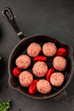 Köfteler çiğ domuz eti, sığır eti ya da tavuk yemeği aperatifler lezzetli lezzetli gurme yemek arkaplan masa üzerinde rustik gıda üst görünüm fotokopi alanı keto ve paleo diyeti
