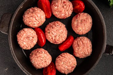 Köfteler çiğ domuz eti, sığır eti ya da tavuk yemeği aperatifler lezzetli lezzetli gurme yemek arkaplan masa üzerinde rustik gıda üst görünüm fotokopi alanı keto ve paleo diyeti