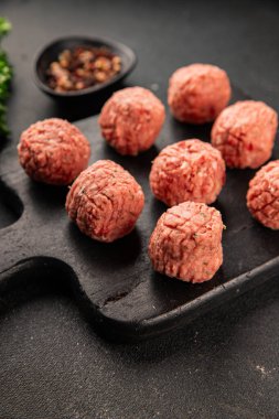 Köfteler çiğ domuz eti, sığır eti ya da tavuk yemeği aperatifler lezzetli lezzetli gurme yemek arkaplan masa üzerinde rustik gıda üst görünüm fotokopi alanı keto ve paleo diyeti