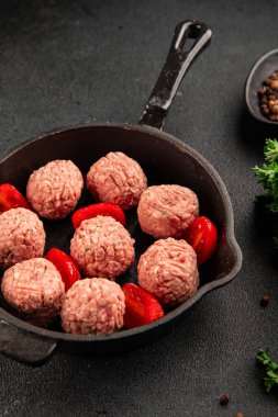 Köfteler çiğ domuz eti, sığır eti ya da tavuk yemeği aperatifler lezzetli lezzetli gurme yemek arkaplan masa üzerinde rustik gıda üst görünüm fotokopi alanı keto ve paleo diyeti