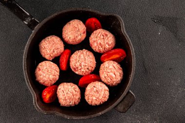 Köfteler çiğ domuz eti, sığır eti ya da tavuk yemeği aperatifler lezzetli lezzetli gurme yemek arkaplan masa üzerinde rustik gıda üst görünüm fotokopi alanı keto ve paleo diyeti