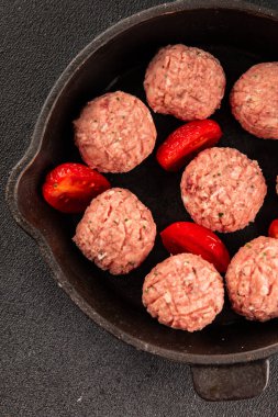 Köfteler çiğ domuz eti, sığır eti ya da tavuk yemeği aperatifler lezzetli lezzetli gurme yemek arkaplan masa üzerinde rustik gıda üst görünüm fotokopi alanı keto ve paleo diyeti
