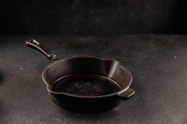 Boş tava boş arka plan baharatları ve bitkiler için döküm demir masa kırsal gıda üst görünüm üzerinde taze gurme gıda arka planı fotokopi alanı