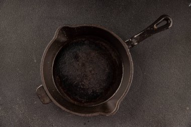 Boş tava boş arka plan baharatları ve bitkiler için döküm demir masa kırsal gıda üst görünüm üzerinde taze gurme gıda arka planı fotokopi alanı