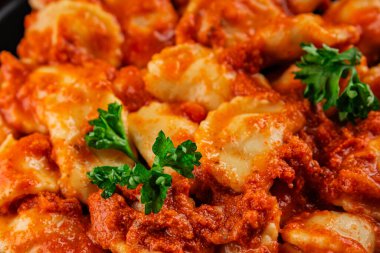 Ravioli eti Bolonez sosu ana yemek yemek yemek aperatifler lezzetli lezzetli gurme yemek arka planı masa rustik yemek üst görünümü fotokopi alanı
