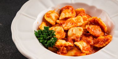 Ravioli eti Bolonez sosu ana yemek yemek yemek aperatifler lezzetli lezzetli gurme yemek arka planı masa rustik yemek üst görünümü fotokopi alanı