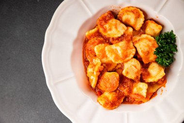 Ravioli eti Bolonez sosu ana yemek yemek yemek aperatifler lezzetli lezzetli gurme yemek arka planı masa rustik yemek üst görünümü fotokopi alanı