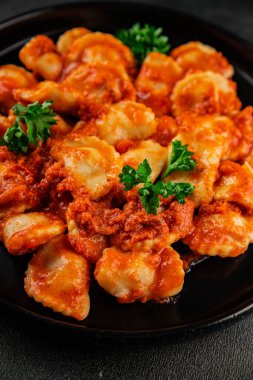 Ravioli eti Bolonez sosu ana yemek yemek yemek aperatifler lezzetli lezzetli gurme yemek arka planı masa rustik yemek üst görünümü fotokopi alanı