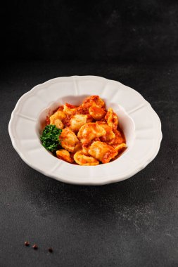 Ravioli eti Bolonez sosu ana yemek yemek yemek aperatifler lezzetli lezzetli gurme yemek arka planı masa rustik yemek üst görünümü fotokopi alanı