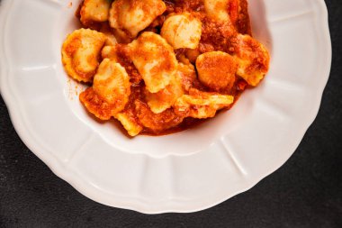 Ravioli eti Bolonez sosu ana yemek yemek yemek aperatifler lezzetli lezzetli gurme yemek arka planı masa rustik yemek üst görünümü fotokopi alanı