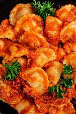 Ravioli eti Bolonez sosu ana yemek yemek yemek aperatifler lezzetli lezzetli gurme yemek arka planı masa rustik yemek üst görünümü fotokopi alanı