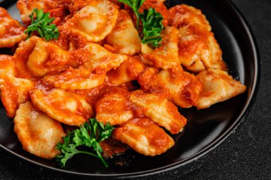 Ravioli eti Bolonez sosu ana yemek yemek yemek aperatifler lezzetli lezzetli gurme yemek arka planı masa rustik yemek üst görünümü fotokopi alanı