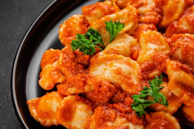 Ravioli eti Bolonez sosu ana yemek yemek yemek aperatifler lezzetli lezzetli gurme yemek arka planı masa rustik yemek üst görünümü fotokopi alanı