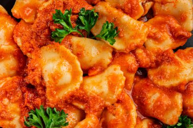 Ravioli eti Bolonez sosu ana yemek yemek yemek aperatifler lezzetli lezzetli gurme yemek arka planı masa rustik yemek üst görünümü fotokopi alanı