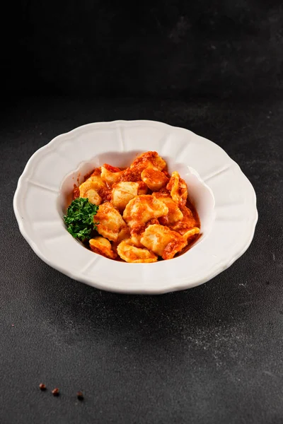 Ravioli eti Bolonez sosu ana yemek yemek yemek aperatifler lezzetli lezzetli gurme yemek arka planı masa rustik yemek üst görünümü fotokopi alanı