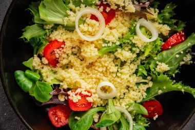 Kuskus salatası, domates, soğan, yeşil marul, yemek hazırlama, lezzetli çerezler, lezzetli gurme yemek arka planı, kırsal yemek üst görüşü, fotokopi alanı keto ve paleo diyeti vejetaryen ve vejetaryen yemekleri.