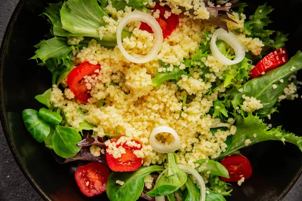 Kuskus salatası, domates, soğan, yeşil marul, yemek hazırlama, lezzetli çerezler, lezzetli gurme yemek arka planı, kırsal yemek üst görüşü, fotokopi alanı keto ve paleo diyeti vejetaryen ve vejetaryen yemekleri.