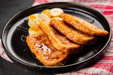 Yumurtalı ekmek ve yumurtalı ekmek ile yumurtalı tost lezzetli aperatif lezzetli gurme yemek arka planı masa rustik gıda üst görünümü fotokopi alanı