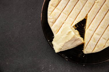 Peynirli peynirli Camembert, Brie, veya Coulommiers peynirli çerezli lezzetli gurme yemek arkaplanı masa rustik gıda üst görünümü fotokopi uzay pazarlama konsepti fotoğrafı