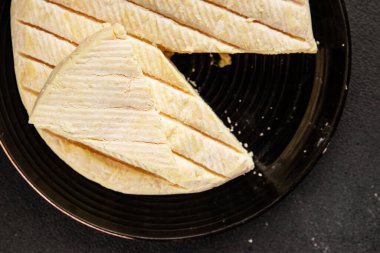 Peynirli peynirli Camembert, Brie, veya Coulommiers peynirli çerezli lezzetli gurme yemek arkaplanı masa rustik gıda üst görünümü fotokopi uzay pazarlama konsepti fotoğrafı