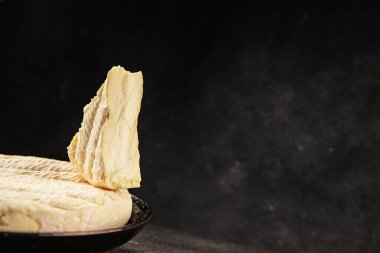 Peynirli peynirli Camembert, Brie, veya Coulommiers peynirli çerezli lezzetli gurme yemek arkaplanı masa rustik gıda üst görünümü fotokopi uzay pazarlama konsepti fotoğrafı