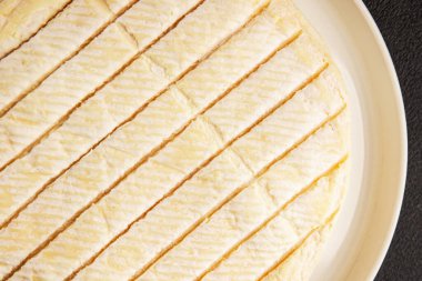 Peynirli peynirli Camembert, Brie, veya Coulommiers peynirli çerezli lezzetli gurme yemek arkaplanı masa rustik gıda üst görünümü fotokopi uzay pazarlama konsepti fotoğrafı