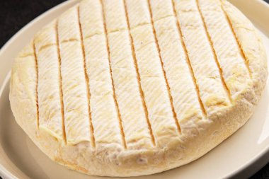 Peynirli peynirli Camembert, Brie, veya Coulommiers peynirli çerezli lezzetli gurme yemek arkaplanı masa rustik gıda üst görünümü fotokopi uzay pazarlama konsepti fotoğrafı