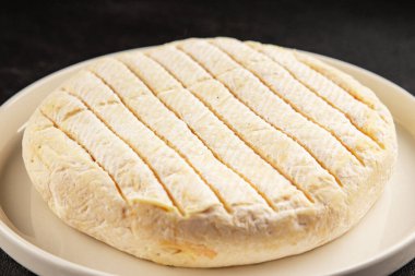 Peynirli peynirli Camembert, Brie, veya Coulommiers peynirli çerezli lezzetli gurme yemek arkaplanı masa rustik gıda üst görünümü fotokopi uzay pazarlama konsepti fotoğrafı