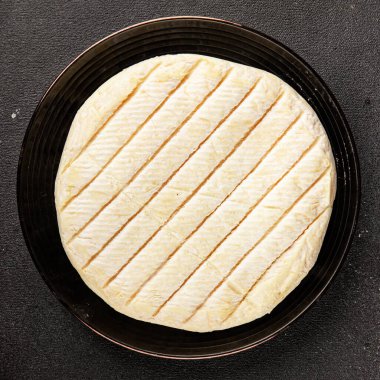 Peynirli peynirli Camembert, Brie, veya Coulommiers peynirli çerezli lezzetli gurme yemek arkaplanı masa rustik gıda üst görünümü fotokopi uzay pazarlama konsepti fotoğrafı